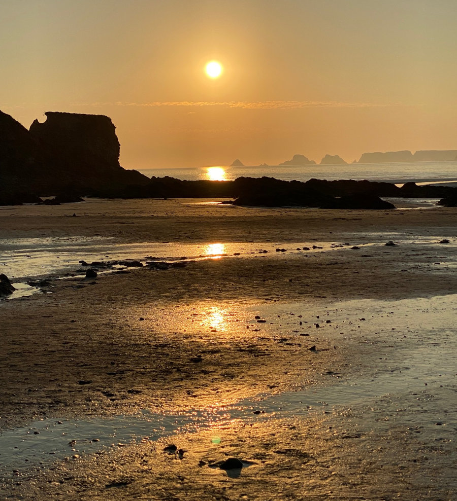 le coucher de soleil sur les tas de pois complète le logo de l'association CAP Morgat (capmorgat)